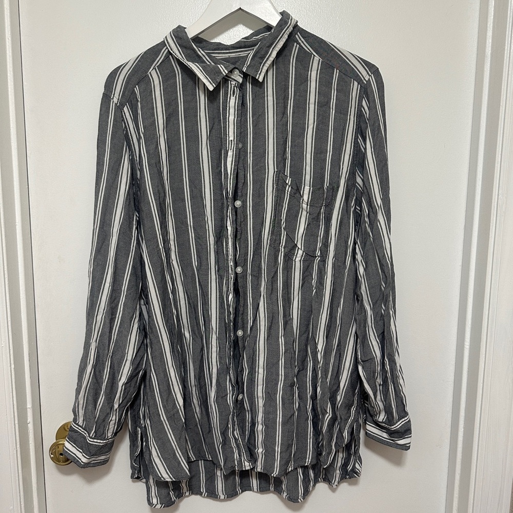American Eagle Oversized Soft Gray and White Comfy Top